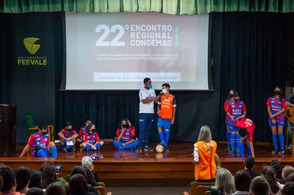 Adolescentes do Futsal Social se apresentam na Feevale