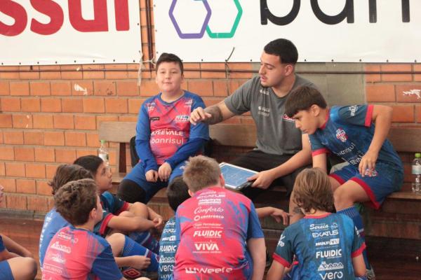 Domingo recheado de finais do Interno da Escola de Futsal UJR