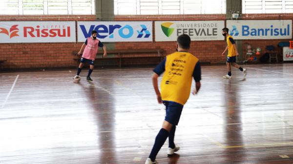 Equipes da UJR/Feevale/Banrisul disputam amistosos em Canoas