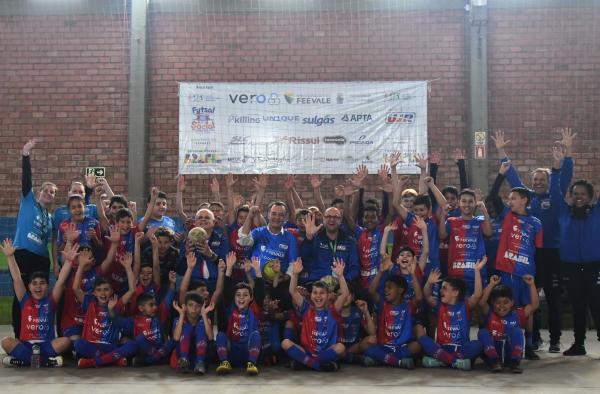 Futsal Social entrega os novos kits do projeto