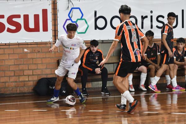Sub-15 da UJR lidera o Gauchão de Futsal